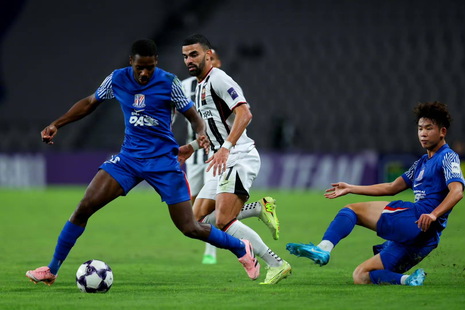 关于多特蒙德迎亚冠关键赛；转会期迎来里程碑；更衣室稳定；数据趋势出现新变化的信息